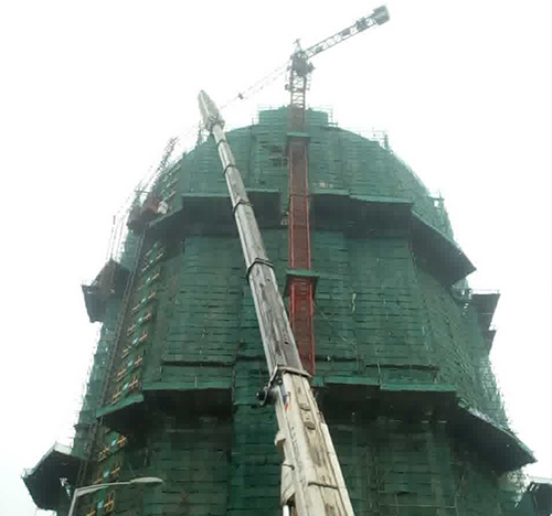 京口吊车在工地上作业